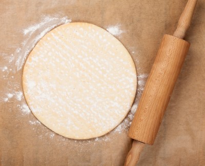 Masa de pizza formada y elaborada